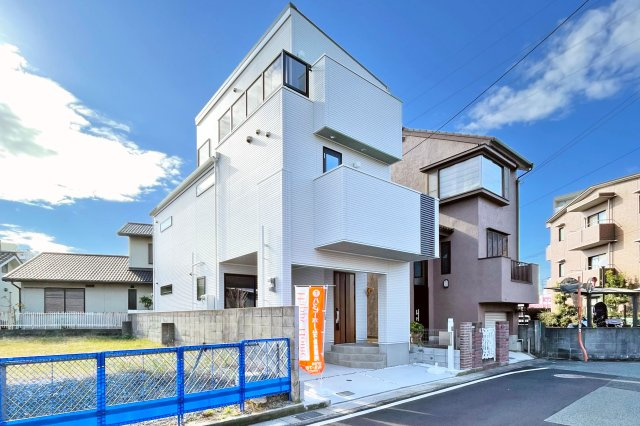 ハッピータウン伊丹野間北3丁目新築一戸建ての外観|断熱等性能等級5以上、一次エネルギー消費量等級6取得で断熱性と気密性に優れた新築戸建、限定1邸が堂々完成致しました。即日のご内覧が可能です。皆様からのご連絡心よりお待ちしております。