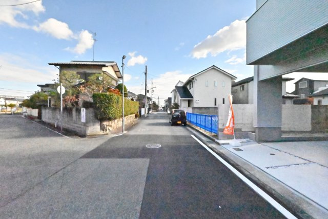 ハッピータウン伊丹野間北3丁目新築一戸建ての前面道路含む現地写真|前面道路幅は北西側に約6ｍで駐車の際も安心です。