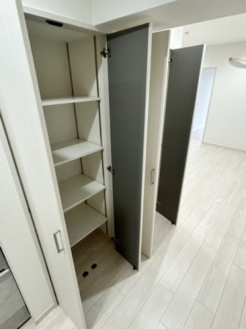 上野ハイツの収納|キッチン横のパントリーです♪
