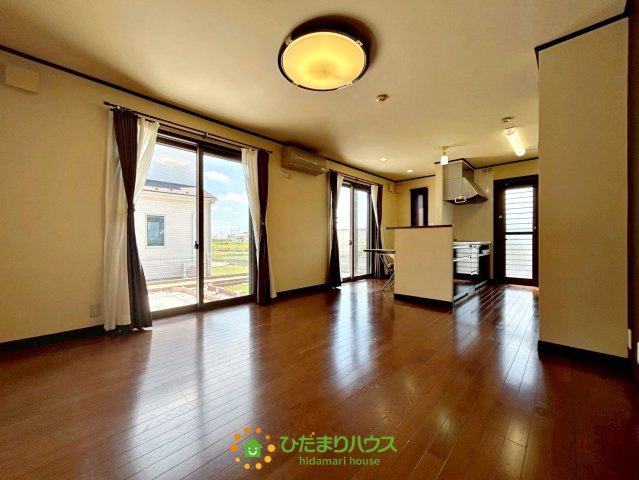 久喜市西大輪　中古一戸建ての居間・リビング