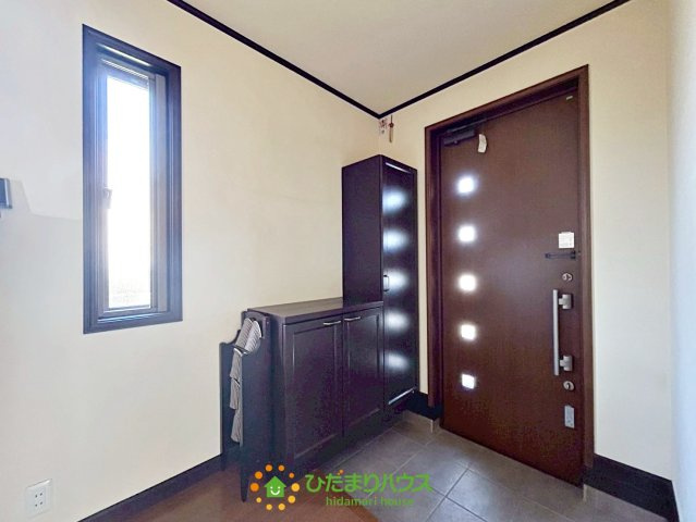 久喜市西大輪　中古一戸建ての玄関