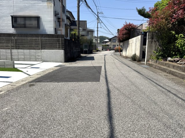 高知市長浜の前面道路含む現地写真|西向きを撮影。本物件は画面左側です。