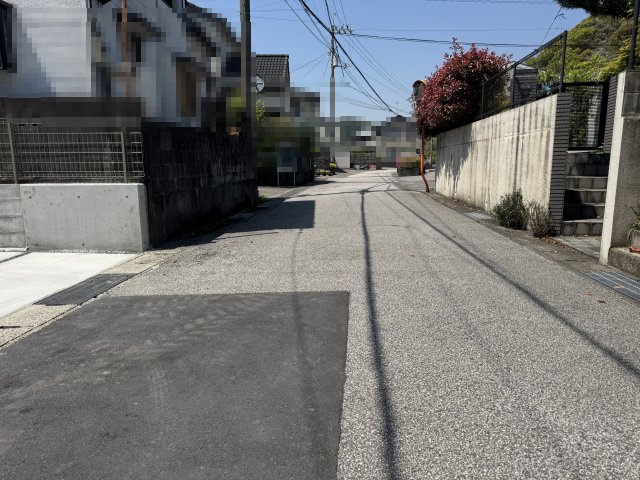 高知市長浜の前面道路含む現地写真|西向きを撮影。本物件は画面左側です。
