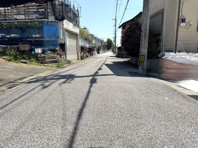 高知市長浜の前面道路含む現地写真|東向きを撮影。本物件は画面右側です。