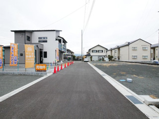 【前面道路含む現地写真】 | 開発分譲地の一角です。前面道路幅は約5.0ｍ