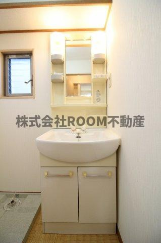 ネオハイツ宮丸の独立洗面台|朝の支度にも助かる、独立の洗髪洗面化粧台