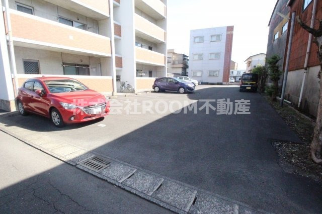 ネオハイツ宮丸の駐車場|駐車場があるので、車を買う予定の方も安心です