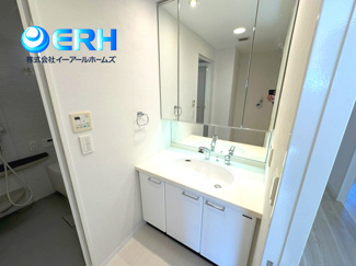 【独立洗面台】 | ワコーレフォルトーナ長田南 | 朝の忙しい時間も広々シャンプードレッサーがあればらくらくです。