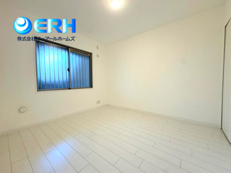 【洋室】 | ワコーレフォルトーナ長田南 | 主寝室は広々しており、大型ベッドも置けます。