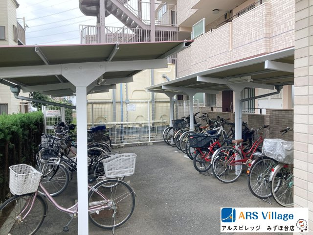 コスモ鶴瀬の駐輪場