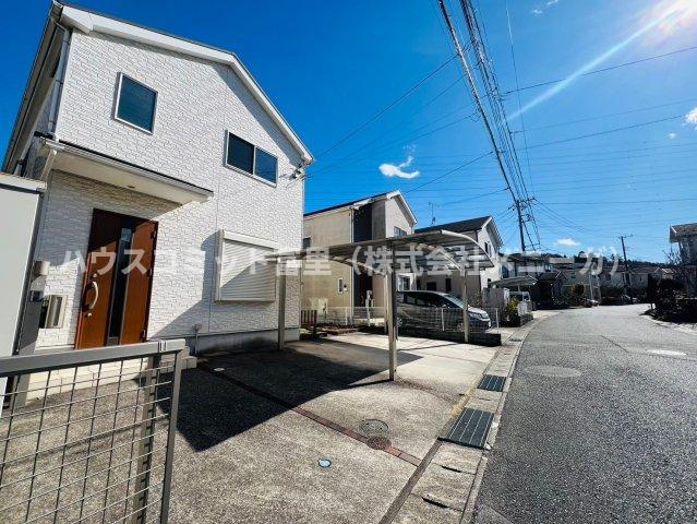 ふじき野３丁目中古戸建 の前面道路含む現地写真|駐車4台可（車種による）