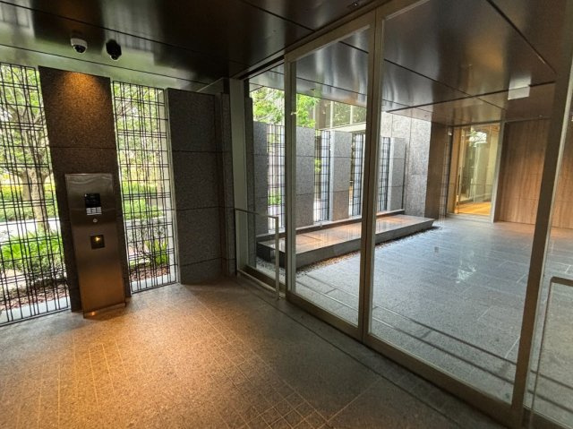 ローレルタワー堺筋本町のエントランス