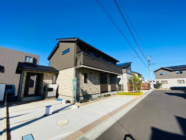 成田市江弁須　新築戸建て　４号棟の前面道路含む現地写真