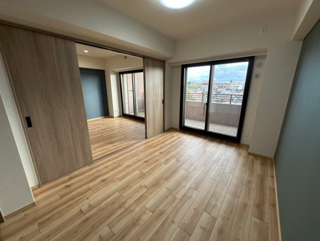 グランドメゾン茶屋ヶ坂の洋室|☆6帖☆
リビングと隣接したお部屋。リビングと合わせたら約21帖の広々空間になります♪