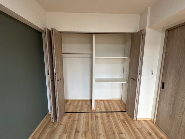 グランドメゾン茶屋ヶ坂の収納|クローゼット内は収納棚が備え付けられており、収納がしやすくなっています！