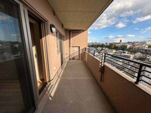 グランドメゾン茶屋ヶ坂のバルコニー|リビングに面した陽当たりの良い南面バルコニー！お洗濯ものもよく乾きます♪