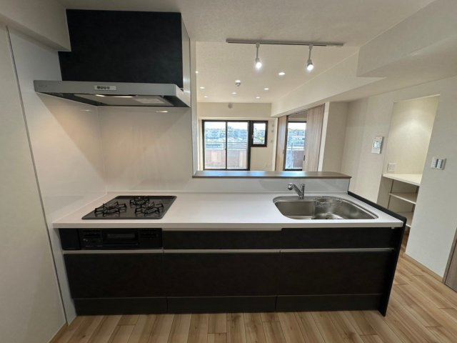 グランドメゾン茶屋ヶ坂のキッチン|対面式キッチンはリビングで過ごす家族とコミュニケーションをとりながら家事ができるので奥様に喜ばれます♪