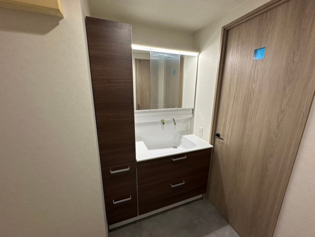 グランドメゾン茶屋ヶ坂の独立洗面台|大きな鏡のついたシャワー付き洗面台で朝の忙しい準備も楽々♪洗面台のサイドに収納があるのでとても便利です！