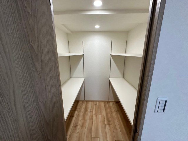 グランドメゾン茶屋ヶ坂の収納|ウォークインクローゼットがあるのでお部屋もスッキリ片づけられますよ♪