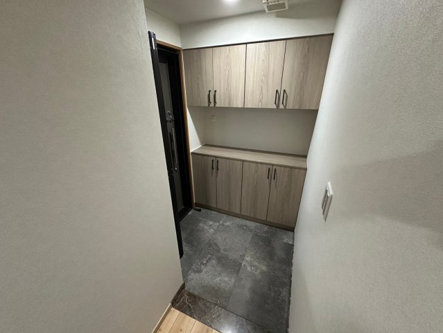 グランドメゾン茶屋ヶ坂の玄関|大容量の玄関収納で、散らかりがちな玄関もスッキリ片付きます！夜間の帰宅時に便利な人感センサーライト付き！