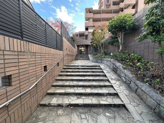 グランドメゾン茶屋ヶ坂の現況写真|マンション入口には緑があり、季節の移り変わりを感じられますね♪