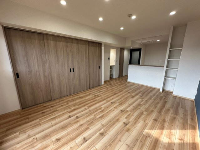 グランドメゾン茶屋ヶ坂の居間・リビング|南向きバルコニーに面したリビング。窓から明るい光が差し込みます！