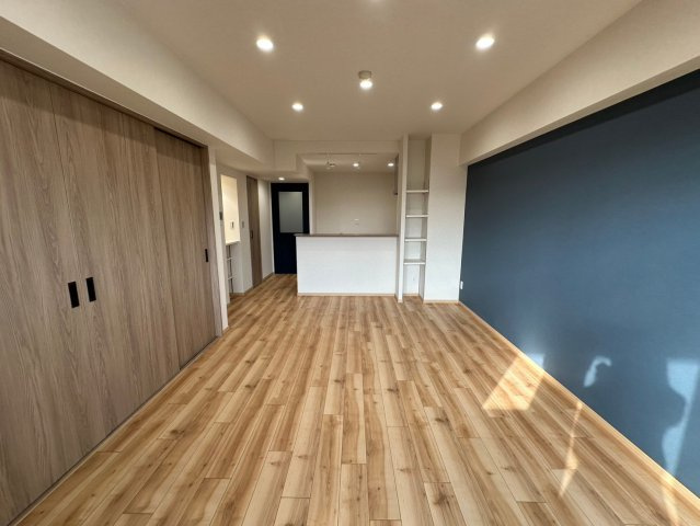 グランドメゾン茶屋ヶ坂の居間・リビング|窓から明るい光が入り、日中は電気をつけなくてもお過ごしいただけます♪