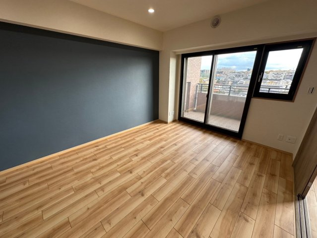 グランドメゾン茶屋ヶ坂のダイニング|落ち着いた色合い・ナチュラルなデザインのリビング♪アクセントクロスが空間のメリハリになりますね！