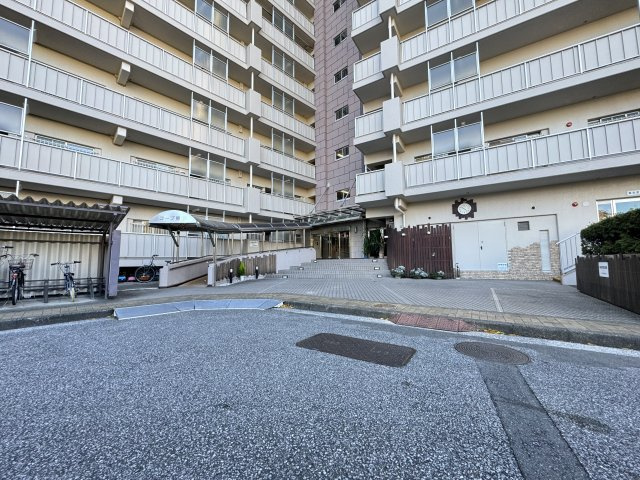 南砂町グリーンハイツ2号棟のエントランス|スロープがついたエントランスがお出迎え