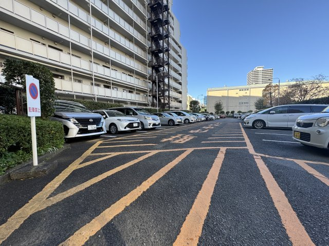 南砂町グリーンハイツ2号棟の駐車場|敷地内には平置きの駐車場があります