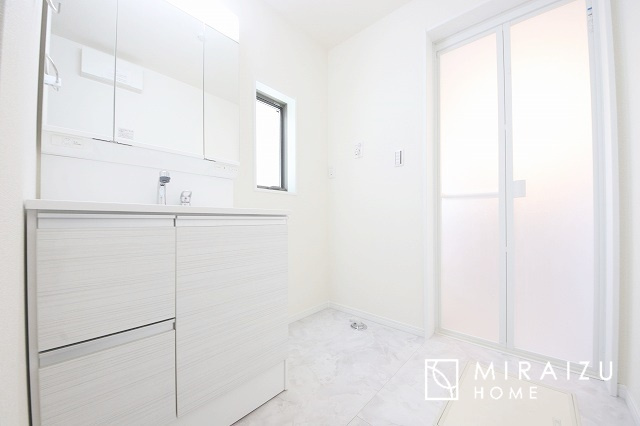 【独立洗面台】 | 高級感漂う洗面台です。鏡の後ろの収納棚もとても充実しております。コスメが大好きな奥様も、女子力高いご主人様もきっとご満足いただける収納力です。三面鏡なので、ヘアセットにも便利です。
