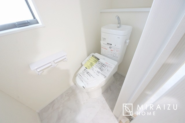 【トイレ】 | 空気の換気と窓からの光の明るさに配慮した清潔感のあるトイレ、ご自分の好きなアロマや芳香剤を置いて落ち着く空間を演出、一人になれる空間ですから、リラックスしたいですね。
