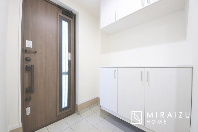 【玄関】 | いってきます♪ただいま♪明るい声が聞こえてきそうな玄関。ナチュラルなカラーがとても清潔感のある造りです♪
