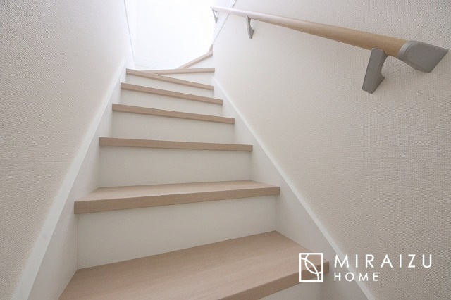 【内装】 | プライベートの空間もみんなで過ごす空間も両社兼ね備えたつくりです。階段には安全性を配慮し、手すりを設置。太陽の光と風が心地良い窓も付いた内装です。
