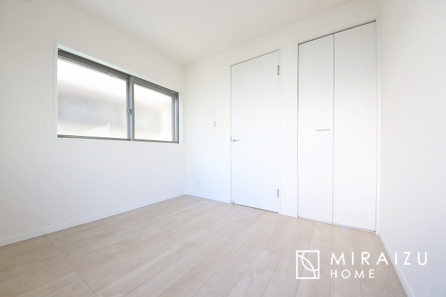 【子供部屋】 | お子様のお部屋にも主寝室にも使えますね。窓が二面についていますので採光もばっちり、空気の入れ替えもOK！自分のお部屋を持ちたいお子様の夢を叶えます！
