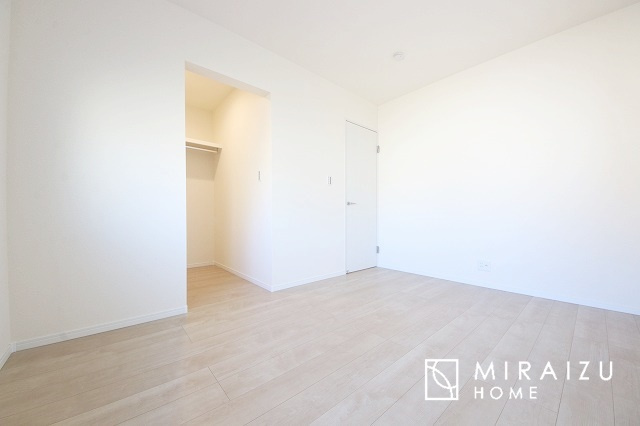 【洋室】 | 広さのある洋室は、ご夫婦様の寝室にぴったりですね。ご主人様の趣味のものや書斎などにも使用できるくらいの広さが嬉しいです。収納もばっちり完備してますのでお荷物が多いご家族様も安心してお暮しいただけます！