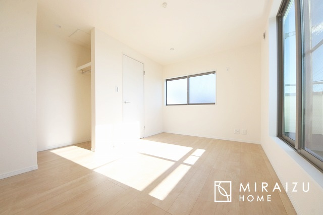 【寝室】 | お子様のお部屋にも主寝室にも使えますね。窓が二面についていますので採光もばっちり、空気の入れ替えもOK！自分のお部屋を持ちたいお子様の夢を叶えます！
