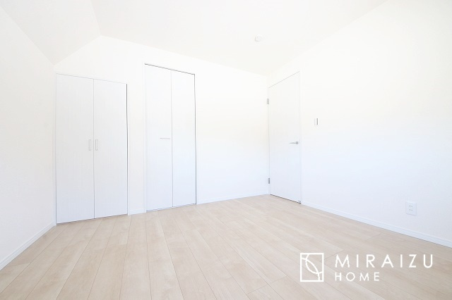 【洋室】 | 収納力も自慢です。お洋服がお好きなお客様も多いですよね、衣替えをしなくてもお洋服をしまっておけそうなくらいの広さですね！
