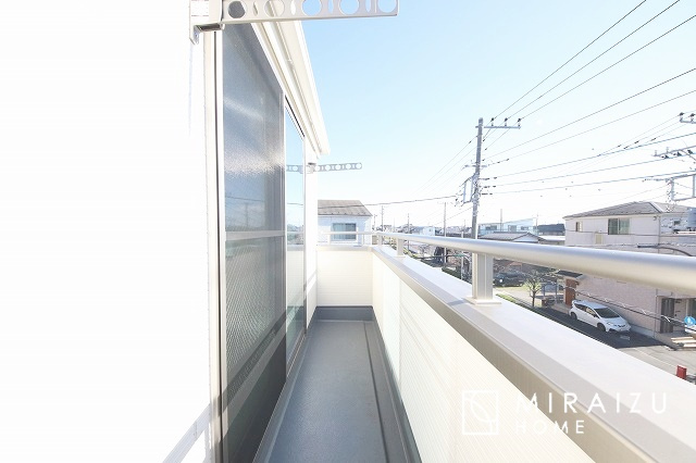 【バルコニー】 | 小鳥の鳴き声で目覚める朝、爽やかな風が入ります。太陽の陽射しでお洗濯物がカラッと乾き、気持ちの良い洋服とお布団で快適に過ごせます。