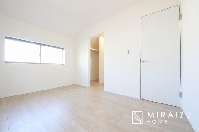 【洋室】 | 収納あり、自然な採光ありの洋室。家族みんなが気持ち良く目覚められる、過ごしやすい主寝室などにもお勧め。もちろん、ペットもご一緒に。