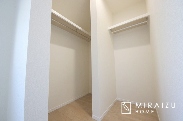 【収納】 | 床のフローリングもオシャレな洋室が嬉しいです。独立性のある住宅ですので、各居室それぞれ、テイストの違うお部屋インテリア造りをしても面白いかもしれませんね！