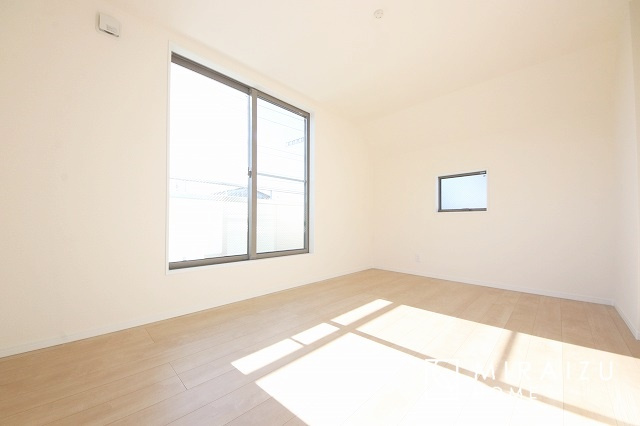 【洋室】 | 小鳥の鳴き声で目覚める朝、爽やかな風が入ります。太陽の陽射しでお洗濯物がカラッと乾き、気持ちの良い洋服とお布団で快適に過ごせます。