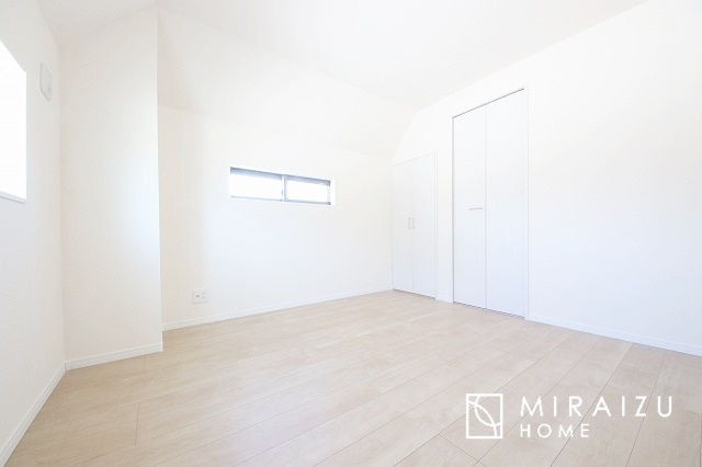 【洋室】 | 収納あり、自然な採光ありの洋室。家族みんなが気持ち良く目覚められる、過ごしやすい主寝室などにもお勧め。もちろん、ペットもご一緒に。