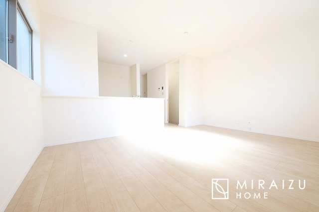 【居間・リビング】 | 陽当たりが心地の良いリビング空間です。日中はカーテンを開けて自然な光を取り込みリラックスして過ごしたいですね、照明器具もセンスの良いものを使いたいですね。
