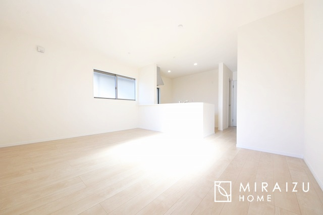 【居間・リビング】 | 大きな窓が特徴の南向きリビングでは、太陽光も沢山取り込むことが出来てお家の中にいても日光浴が可能ですね、開放的な空間です。インテリア選びも楽しそう、ご家族様で相談しながらインテリア配置も楽しみたいです