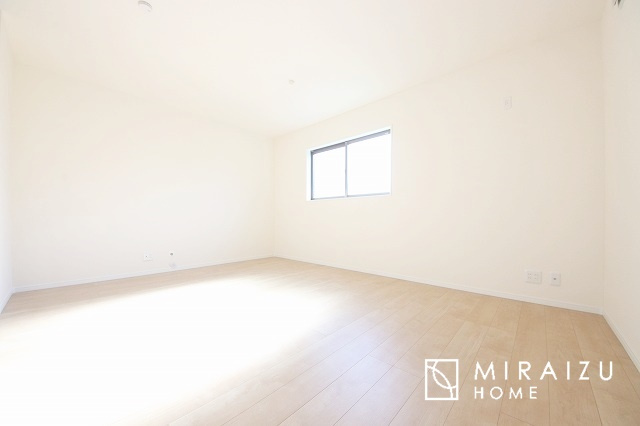 【居間・リビング】 | 明るい光が取り入れられる空間設計のリビングです。インテリア配置もしやすい間取りです。壁や床の色と合わせて落ち着いたインテリアも選びたいですね♪グリーンを飾っても素敵だと思います。
