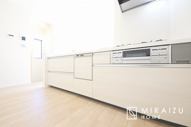 【キッチン】 | 洗練されたキッチンでは毎日の家事を少しでも楽に快適に工夫したいですね、大きいシンクではお皿洗いもストレスフリー、3口コンロでは要領よくお料理も可能です。レンジフードもお掃除がしやすい設計が嬉しい。
