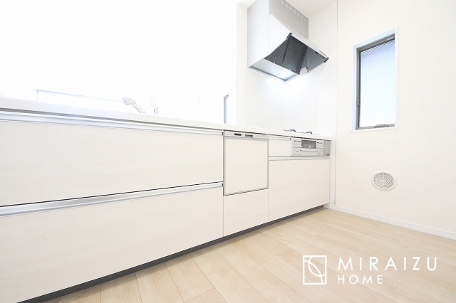 【キッチン】 | スッキリとした形が上品な広々ワイドキッチンです。レンジフードもすっきりとした造りなので圧迫感もございません。窓もあり明るい空間の中で毎日お料理することが可能です。収納スペースも広いのが嬉しいですね。
