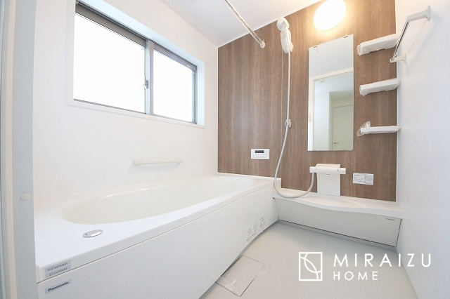 【浴室】 | 清潔感のあるホテルのような広い浴室が自慢です。疲れた日にはお湯をためてリラックスタイムを楽しみたいですね、今はスマホも防水の時代です、半身浴をしながら動画視聴、漫画視聴、楽しく過ごしたいですね^^
