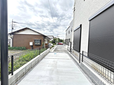 【前面道路含む現地写真】 | 入間市扇町屋2丁目・全3棟　新築一戸建　C号棟　 | 約4ｍの私道につき車通りが少なく、小さなお子様がいる方も安心です。